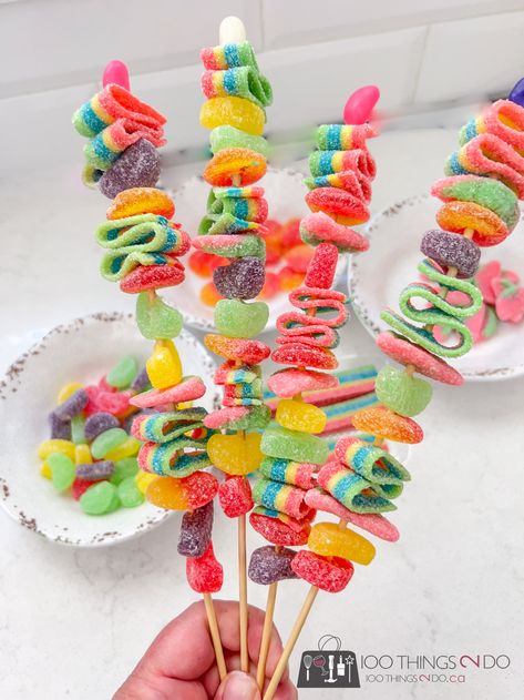 Gummy Sticks Birthday Parties, Craft Party Snacks Food Ideas, Candy Snacks For Party, Diy Candy Sticks, Candy Kebab Ideas, Candy Shish Kabobs, Candy Skewers Diy, Candy Kabobs Diy Ideas Party Favors, Candy Cabobs Diy