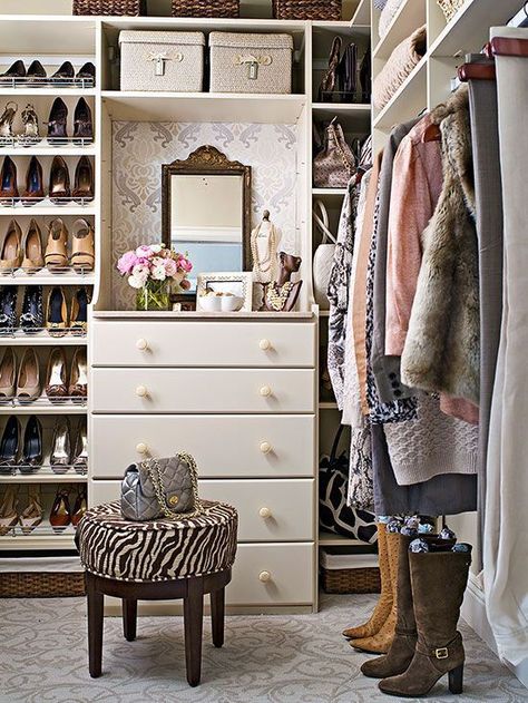 These gorgeous, spacious closets may just inspire you to convert a room in your house into your very own closet and dressing room combo. Genius storage, beautiful finishes, comfy seating, and well-placed lighting make these stylish spaces dream-worthy. Organiser Son Dressing, Organizar Closet, Closet Vanity, Casa Clean, Dressing Room Closet, Beautiful Closets, Comfy Seating, Closet Room, Closet Decor