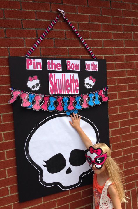 Pin the Bow on the Skullette game for Monster High Party Monster High Birthday Party, Monster High Birthday, Girl Bday Party, Monster High Party, Birthday Ideas For Her, Monster Birthday Parties, Catty Noir, 9th Birthday Parties, Monster Birthday