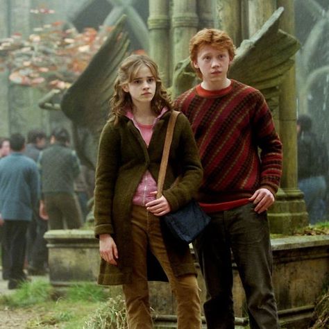 Rom And Hermione, Hermione Granger Fashion, Ron Weasley Outfits, Hermione X Ron, Hermione Outfits, Emma Watson And Rupert Grint, Hermione Granger Style, Hermione Granger And Ron Weasley, Ron Weasley And Hermione Granger