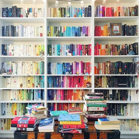 Pin for Later: Rainbow Bookshelves Are the Easiest Way to Beautify Your Library Dream Library, Rainbow Bookshelves, Rainbow Bookshelf, Beautiful Bookshelf, Bookshelf Inspiration, Library Bookshelves, Bookshelf Organization, Home Library Design, Book Room