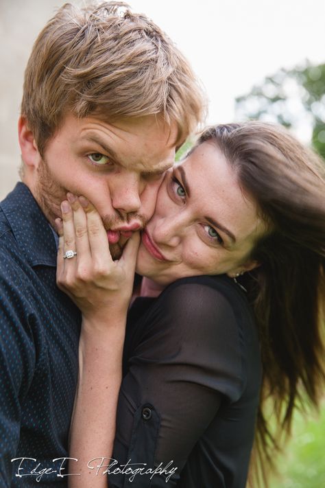 Engagement Photos With Phone, Goofy Engagement Photos Funny, Bad Engagement Photos, Funny Couple Photo Ideas, Goofy Photoshoot Ideas, Goofy Couple Photoshoot, Engagement Photoshoot Ideas Funny, Goofy Couple Poses, Goofy Couples Photoshoot