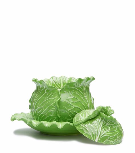 Lettuce ware is quite successful at auctions these days. Designer Tory Burch recently launched a collection of lettuce ware in partnership with Thayer – vintage yet (mostly) affordable. Holiday Hostess Gifts, Green Plates, Green Pottery, New Orleans Homes, Leaf Bowls, Leaf Plates, Green Bowl, Table Top Design, Designer Home