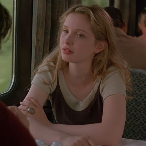 Julia Delpy 90s, Julie Delpy Hair, Julie Delpy Aesthetic, Julie Albright Aesthetic, Celine Before Sunrise Outfit, Girl Characters From Movies, Before Sunrise Outfit, Julie Delpy Before Sunrise, Julie Delpy 90s