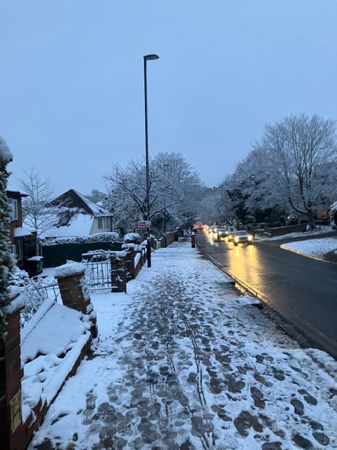 snow in london! Nature, Snow In England, Snow In Ireland, Ireland Winter Aesthetic, Snow In Uk, Snow London, Snow In London, Uk Snow, Scotland Aesthetic