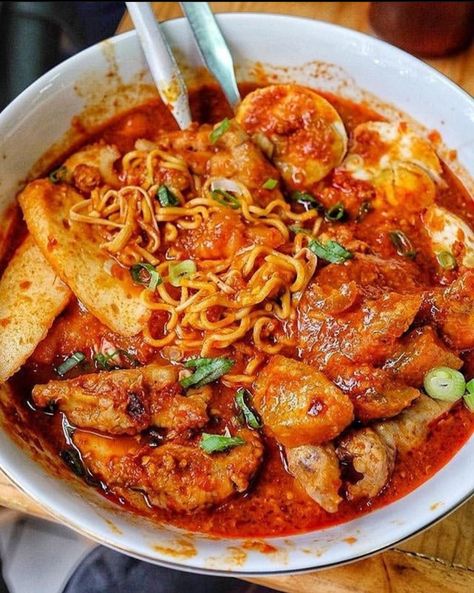 Seblak kuah adalah makanan khas sunda yang di kenal berasal dari wilayah parahyangan dengan cita rasa yang gurih dan pedas terbuat dari krupuk basah yang di masak dengan sayuran dan super protein telur,ayam,boga bahari,kencur. Seblak kinj jadi makanan jajanan jalanan yang di gemari berbagai kalangan masyarakat Food Photography, Potato Recipes, Sweets Recipes Easy, Healthy Potato Recipes, Nasi Goreng, Sweets Recipes, Spicy Recipes, Aesthetic Food, Good Food