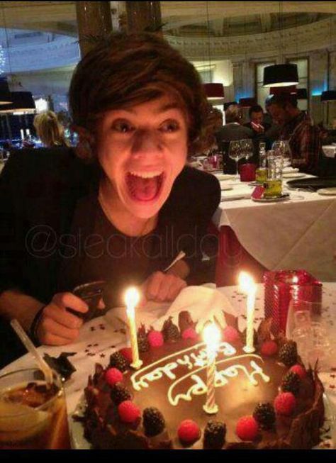 Harry Styles' Birthday Cake. هاري ستايلز, Harry Styles Birthday, Funny Happy Birthday Pictures, Gambar One Direction, Harry Birthday, Harry Styles Baby, Harry Styles Cute, Happy Birthday Pictures, Funny Happy Birthday