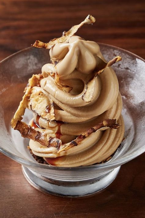 Brown Bread Ice Cream, Restaurant Desert Ideas, Soft Serve Recipe, Soft Serve Ice Cream Recipes, Ice Cream Plating, Bread Ice Cream, Fancy Ice Cream, Soft Serve Ice Cream Machine, Gourmet Ice Cream