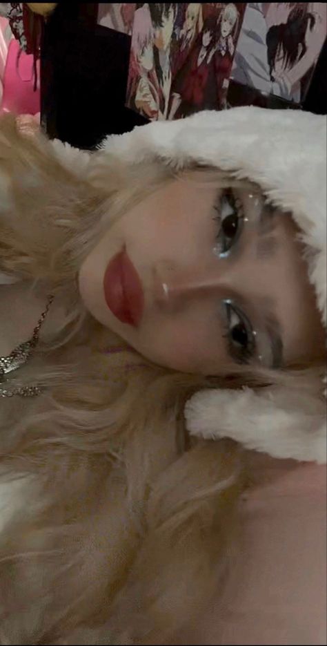 winter makeup cute sanrio photo inspo blonde glitter y2k White Makeup Aesthetic Glitter, Y2k Winter Makeup, Icy Winter Makeup Looks, Snowbunny Makeup, Winter White Makeup, Winter Ball Makeup Ideas, Cutesy Makeup Aesthetic, Snow Bunny Makeup Look, Winter Inspired Makeup