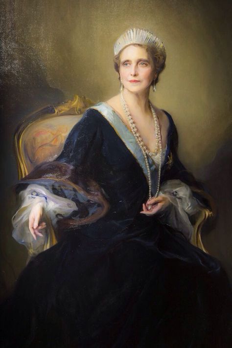 Queen Marie of Romania (born Princess Marie of Edinburgh) wears her mother's diamond fringe tiara in a portrait by Philip de László; the tiara was sold by Marie's daughter, Queen Maria of Yugoslavia, in 1960 Queen Marie Of Romania, Fringe Tiara, Marie Of Romania, Portret Feminin, Istoria Modei, Custom Portrait Painting, European Royalty, Classic Paintings, Royal Jewels