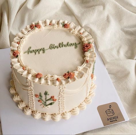 Bento Cakes Minimalist, Floral Aesthetic Cake, Simple Vintage Cake Designs, Pretty Birthday Cakes Vintage, 1940s Birthday Cake, Pretty Simple Birthday Cakes, Dainty Cakes Aesthetic, Pastel Themed Cake, Circle Cake Decorating Ideas