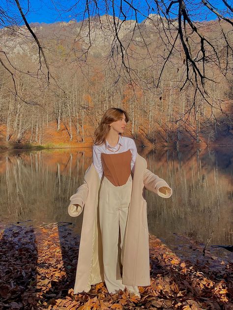 Lake Fall Outfits, Cusco, Brown Ootd Aesthetic, Corset Fits Aesthetic, Lake Outfit Fall, Summer Layers Outfit Casual, Brown And Denim Outfit, Beige Corset Outfit, Fall Corset Outfit