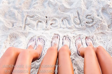 Maybe do this with our heads on the ground under the word? Cool Beach Photos, Strand Foto's, Beach Foto, Beauty Fotografie, Cute Beach Pictures, Ideas For Friends, Shotting Photo, 사진 촬영 포즈, Best Friend Photography