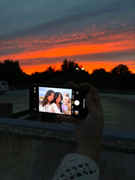 Two Best Friends Aesthetic Poses, Best Friends Sunset Pictures, Asthetic Besties Pic, Asthetic Pic With Bestie, Bestie Pose Ideas Aesthetic, Sunset With Friends Aesthetic, Sunset Photoshoot Friends, Sunset Friend Pictures, Asthetic Picture With Best Friend