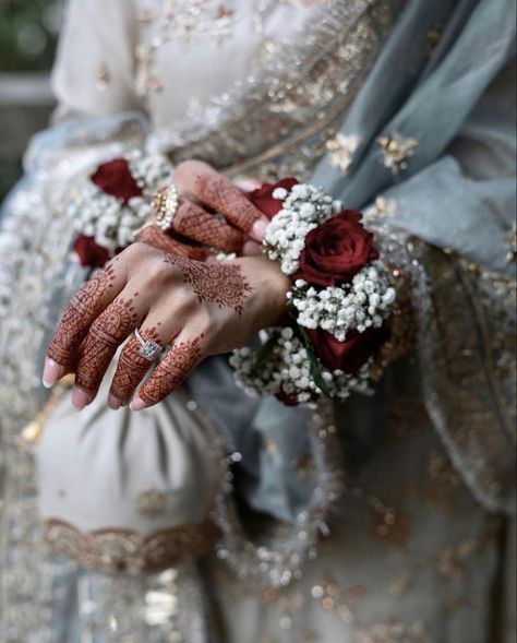 Nikkah Flower Jewellery, Bridal Gajra Hand, How To Make Gajra In Hands, Nikkah Gajrey, Rose Gajra In Hands, Gajra For Hands, Gajrey Hands, Gajrey Hands Dp, Mehndi Flower Jewelry