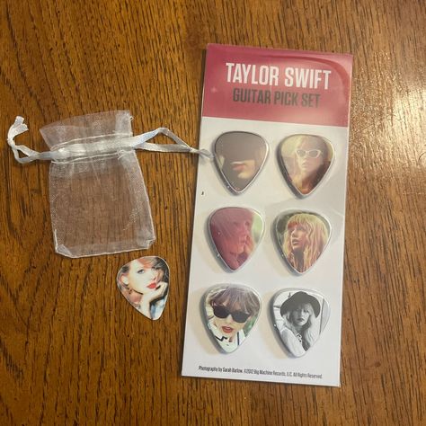 Taylor Swift Guitar Pick Set Includes 6 Red Guitar Picks And 1 1989 Guitar Pick. The Red Guitar Pick Pack Was Sold On Her Website. Guitar Taylor Swift, Taylor Swift Crafts, Taylor Swift Room Decor, Taylor Swift Room, Taylor Swift Guitar, Red Guitar, Swift Outfits, Taylor Swift Fan Club, Taylor Swift Red