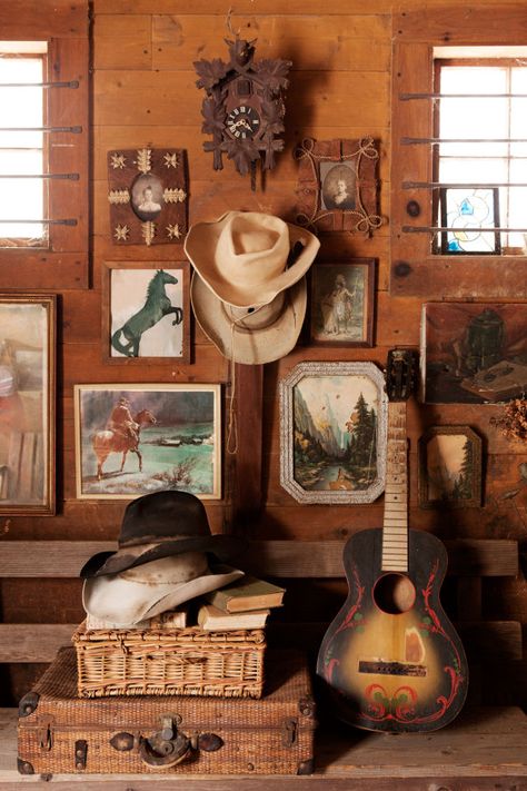 Randolph Carter, Vintage Western Decor, South Western Decor, Gothic Interiors, Country Backgrounds, Western Rooms, Thrift Shop Finds, Western Photo, Western Bedroom