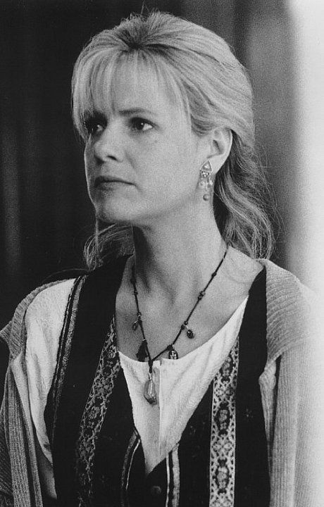 Bonnie Hunt in Jumanji (1995) Jumanji 1995, Bonnie Hunt, Twelfth Night, Woman Personality, Outfit 90s, Kirsten Dunst, Hair Dresser, Bold And The Beautiful, Tv Characters