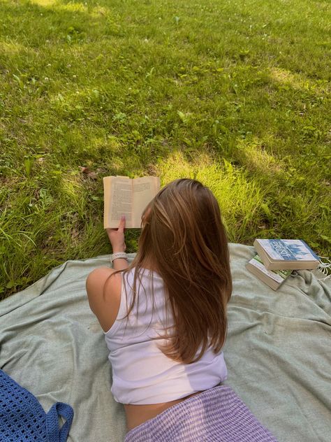 Readathon Aesthetic, Reading With Friends Aesthetic, Girls Reading Books Aesthetic, People Reading Books Aesthetic, Reading Together Aesthetic, Reading Girl Aesthetic, Reading With Friends, Elle Aesthetic, Reading Pics