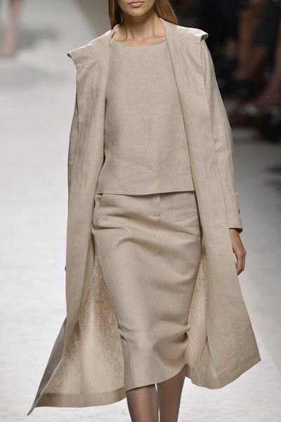 MaxMara Spring 2014 Spring Outfit Women, Minimalist Moda, Coat Skirt, Linen Coat, Skirt Blouse, Fashion Week Spring 2014, Beige Coat, Mode Chic, Stil Inspiration