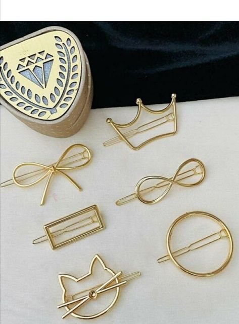 Pins Fashion, Geometric Hair, Metal Hair Clip, Accessory Inspo, Geometric Hair Clip, Hair Styles For Women, Gold Hair Clips, Latest Hair, Metal Hair Clips