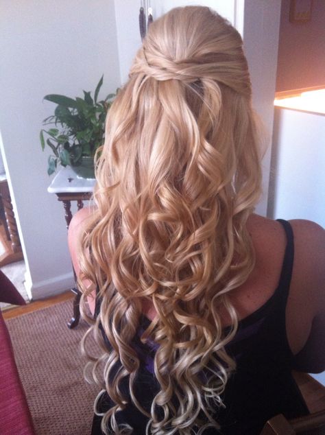 Wedding hair love the long spiral curls Curls Wedding Hair, Spiral Hair Curls, Curly Wedding Hairstyles, Strapless Dress Hairstyles, Pretty Ponytails, Volume Curls, Curls Hair, Easy Hairdos, Curly Wedding Hair