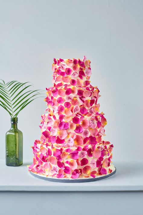 edible flower cake | cake decoration Alternative Wedding Cakes, Rose Petal Cake, Bolo Grande, Geode Cake Wedding, Edible Flowers Cake, Rose Gold Wedding Cakes, London Cake, Wedding Cake Alternatives, Pink Wedding Cake