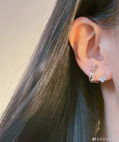 Korean Style Aesthetic, Aesthetic Korea, Pretty Ear Piercings, Blazer And Skirt Set, Book Flowers, Simple Aesthetic, Lobe Piercing, Girly Accessories, Korean Aesthetic