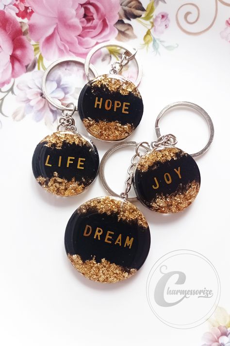 HOW TO MAKE RESIN KEYCHAINS? Resin Circle Keychain, Easy Resin Keychain Ideas, Resin Art Quotes, Resin Art Design Ideas, Resin Easy Ideas, Resin Keychains Diy, Unique Resin Keychain Ideas, Resin Art Unique, Diy Resin Projects For Beginners