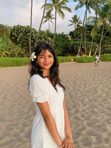 white dress with a white flower in my hair on a beach in maui Nature, Simple Beach Photo Ideas, White Dress Beach Photoshoot, Flower Crown Beach, Tropical Pics, Beach Dress Photoshoot, Flower Dresses Outfit, Kerala Trip, Face Pose