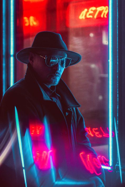 Neo-noir. Pincher on Behance Logos, Neo Noir Aesthetic Fashion, Neo Noir Photography, Film Noir Lighting, Neo Noir Fashion, Neo Noir Cinematography, Neon Noir Aesthetic, Neo Noir Aesthetic, Cyberpunk Concept