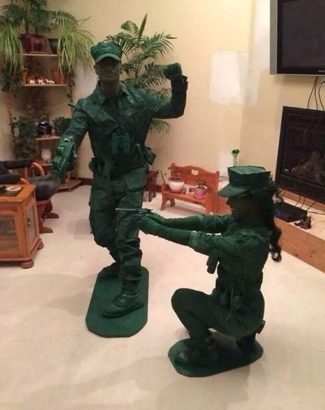 Two Toy Story soldiers making other guests green with envy Meme Costume, Funny Couple Costumes, Soldier Costume, Couples Halloween Outfits, Best Couples Costumes, Cute Couple Halloween Costumes, Halloween Cans, Costumes Couples, Holloween Costume