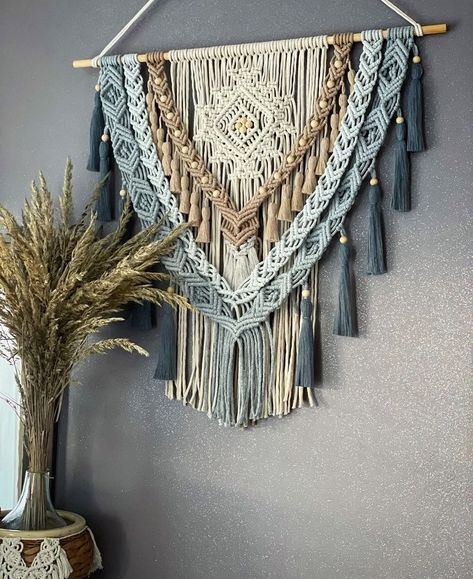 Dekorasi Bohemia, Simpul Makrame, Hantverk Diy, Pola Macrame, Art Macramé, Macrame Wall Hanging Tutorial, Macrame Wall Hanger, Macrame Plant Hanger Patterns, Hemma Diy