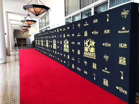 Red Carpet Corporate Event, Backdrop Red Carpet, Red Carpet Entrance Events, Red Carpet Backdrop Ideas, Awards Night Decorations, Red Carpet Backdrop Design, Red Event Decor, Red Carpet Event Decorations, Red Carpet Ideas