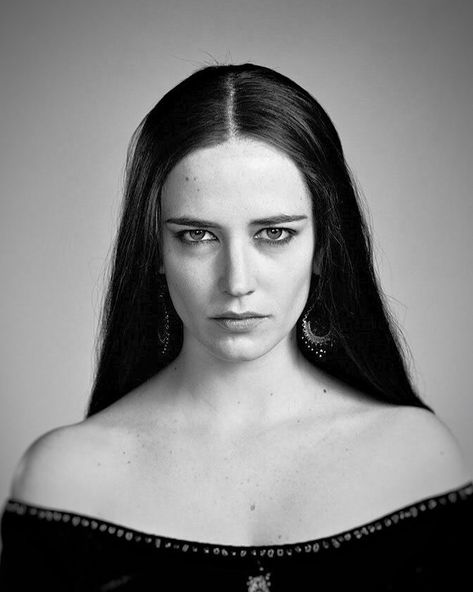 Chris M. 🇨🇦 on Instagram: “Eva Gaëlle Green (born 6 July 1980) is a French actress. . 📸 Original portrait photographer: Michael Muller. . What makes you think of Eva…” Monica Bellucci, Green Hair, Cebu, Eva Green, Eva Green Casino Royale, Walburga Black, Penny Dreadful, 인물 드로잉, French Actress