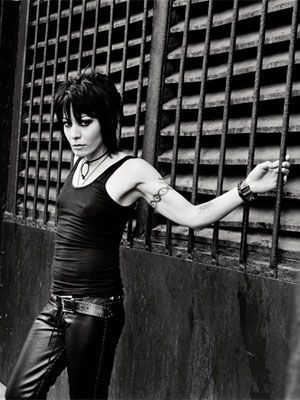 Joan Jett - "I Love Rock 'n Roll" changed the way we thought about music — especially how we thought about women making rock music. Yasmine Bleeth, Women Of Rock, Teddy Boys, Pastel Outfit, Women Issues, Joan Jett, Debbie Harry, I'm With The Band, Anine Bing