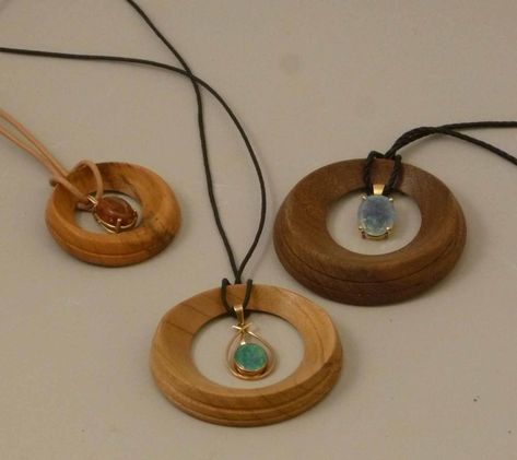 Diy Wood Jewelry, Wood Jewerly, Tre Kunst, Wood Jewelry Diy, Wooden Jewelery, Wood Jewelery, Antler Jewelry, Driftwood Jewelry, Wood Resin Jewelry