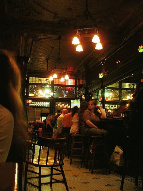 One of my faves....OLD TOWN BAR & RESTAURANT from "New York, I Love You"? Crowded Bar Aesthetic, Old Bar Aesthetic, Small Town Bar, Bar Images, Bar Pics, Pub Night, Photo Bar, Bar Photography, Jazz Bar