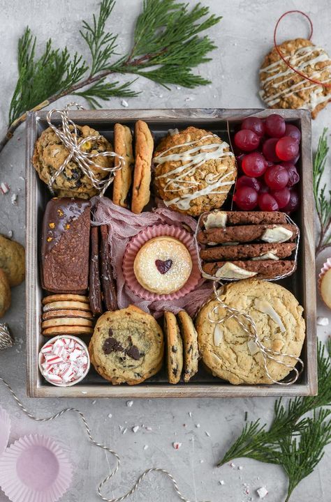 Party Cookie Tray, Dessert Boxes Ideas, Edible Gift Baskets, Cookie Gift Boxes, Jul Mad, Christmas Cookie Box, Cookie Gift Box, Ultimate Cookies, Cookie Packaging