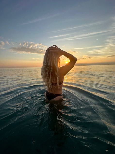 Morning sunrise at the beach, standing in the water, staring at the sun Rio De Janeiro, Strand Shoot, Beach Vacation Pictures, Sunset Beach Pictures, Fashion Outfits Dresses, Cute Beach Pictures, Beach Instagram Pictures, Water Sunset, Sea Pictures