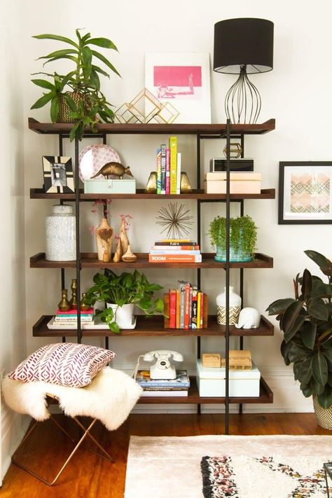 6 Bookshelf Styles that are Great for Trinkets Room Decorations, Small Victorian Living Room, Books And Plants, Design Seed, Lots Of Books, Victorian Living Room, Bookshelf Styling, 아파트 인테리어, Cool Ideas