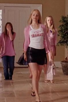 Will you fall in love with the 2024 film Mean Girls? - Fashion Tips Tricks Mean Girls 2004 Outfits, Iconic Film Outfits, Mean Girls Outfits Regina George, Mean Girls Regina George Outfits, Iconic Groups Of 4, Mean Girls Outfits Ideas, Iconic Outfits From Movies, Pink Party Outfits, Regina George Outfits