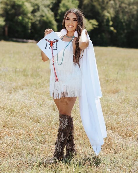 Western Photoshoot Outfits, Photoshoot Fits, Graduation Pictures Outfits, High School Graduation Pictures, Cap And Gown Pictures, Nursing Graduation Pictures, Graduation Pic Ideas, Vaquera Outfit, College Graduation Pictures Poses