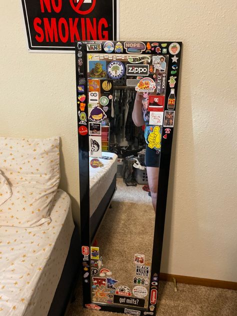 cool mirror alt bedroom decor Street Style Aesthetic Room Decor, Hiphop Room Ideas, Alt Apartment Decor, Street Style Bedroom Ideas, Graffiti In Room, Room Decor Skater, Street Room Ideas, Alt Bedroom Decor, Mirror With Stickers