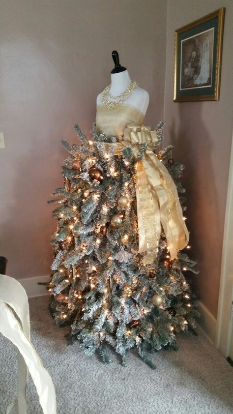 Christmas Lady Natal, Lady Christmas Tree, Mannequin Christmas Tree, Dress Form Christmas Tree, Tree Dresses, Christmas Tree Dress, Tree Dress, Mannequin Dress, Christmas Projects Diy