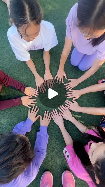 NETFIT NZ on Instagram: "HOW TO PLAY the infamous HAND GAME ⬇️

Overlap your hand with the person next to you

Pass the tap around the circle

Double tap = change direction 

Fist = skip

Make a mistake and you hand is out 

TRY IT AND TAG US 🤝🏽" Tutting Dance, Hand Clapping Games, Advisory Activities, Scouts Activities, Family Olympics, Summer Camp Games, Dream Classroom, Hand Games, Girl Scout Activities