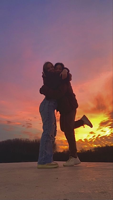 Pic with best friend Pic Idea With Best Friend, Best Friend Pic Ideas Aesthetic, Recreate Pictures Best Friends, People Tripping And Falling, Bestie Sunset Pics, Sunset Bestie Pics, Cute Sunset Pictures Poses, Bestie Photoshoot Ideas Outside, Cute Poses With Bestie