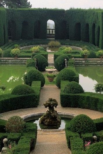 Luxurious Garden Design, Formal French Garden, Chateau Landscaping, Modern English Garden Design, Estate Garden Design, English Manor Garden, Italian Driveway, Victorian Garden Aesthetic, Italian Courtyard Garden