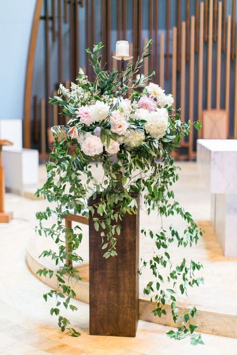 Wedding Alter Flowers, Wedding Ceremony Flower Arrangements, Altar Flowers Wedding, Wedding Flower Arrangements Table, Alter Flowers, Church Wedding Flowers, Wedding Alters, Altar Arrangement, Altar Flowers