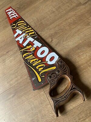 Upcycling, Tattoo Remover Saw, Vintage Saw Decor, Hand Saw Tattoo, Saw Art Ideas, Garage Art Ideas, Hand Saw Art Ideas, Cats In Ancient Egypt, Hand Painted Signs Vintage